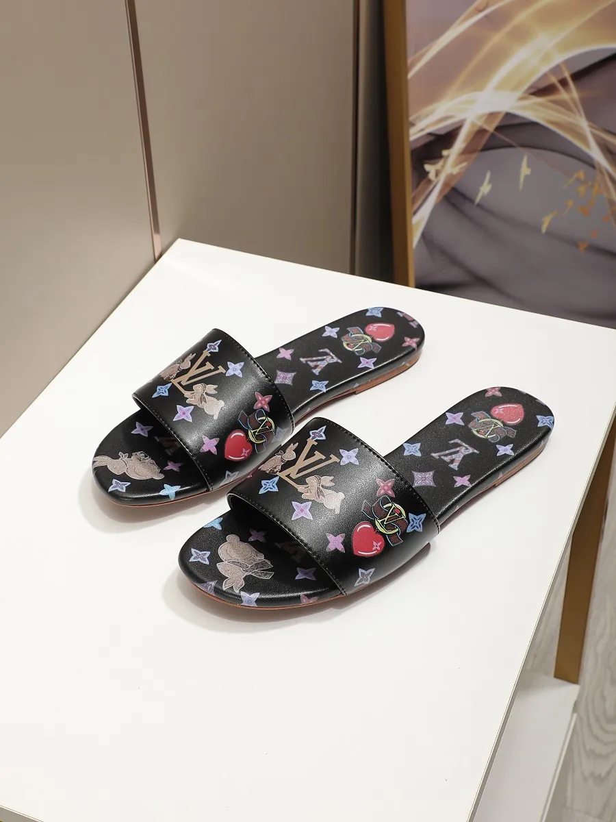 👟👟Ex-factory price 320👟👟 LV’s new flat-low flip-flops, 5D printed jade rabbit pattern, cowhide surface and sheepskin lining, genuine leather bottom imported from Italy, size 35-41